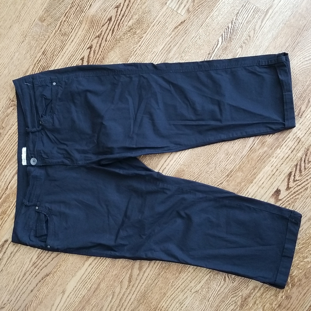 (12) Revolution by Ricki's Classic Black Cotton Blend Capri Summer Spring Vacay
